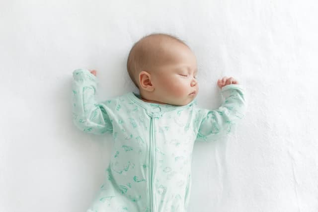 Slapende baby voor nachtvoeding